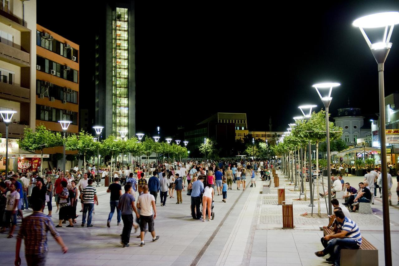 Boulevard Prishtina Enes Pristina Buitenkant foto